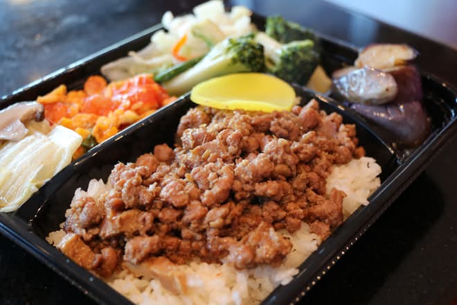 2. 滷肉便當 / Stewed Minced Pork Bento